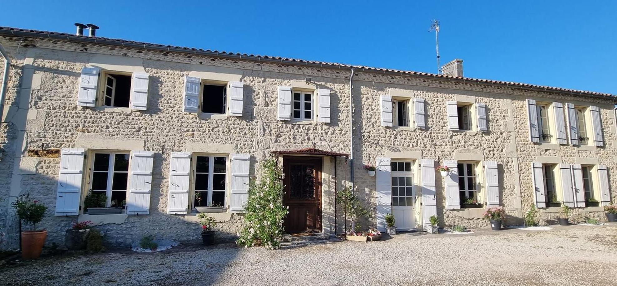 Escale Au Clos Saint Martin De Juillers Gites Et Chambres D'Hotes מראה חיצוני תמונה