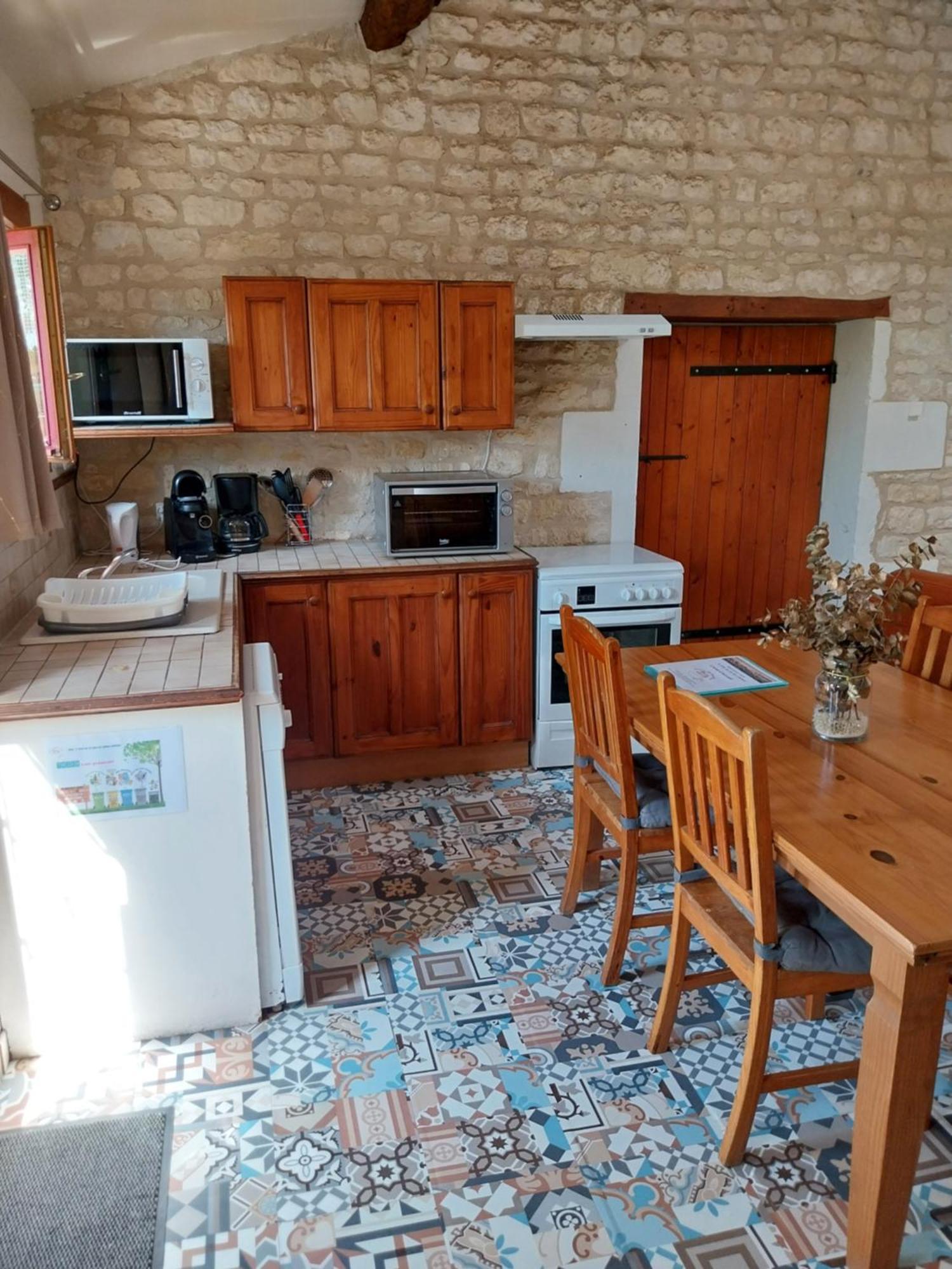 Escale Au Clos Saint Martin De Juillers Gites Et Chambres D'Hotes מראה חיצוני תמונה