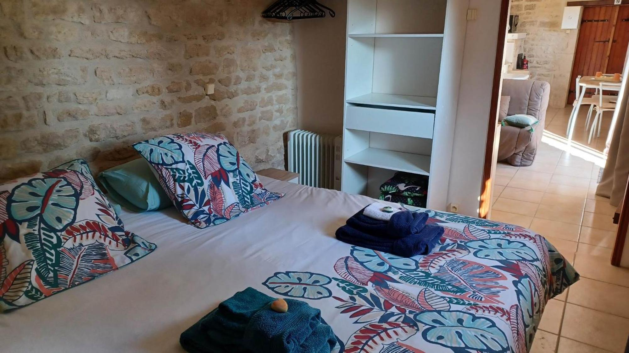 Escale Au Clos Saint Martin De Juillers Gites Et Chambres D'Hotes מראה חיצוני תמונה